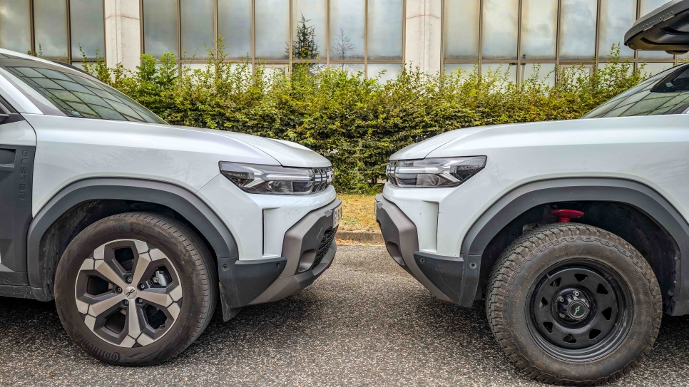 Dacia d'origine à gauche VS rehausse +40mm à droite