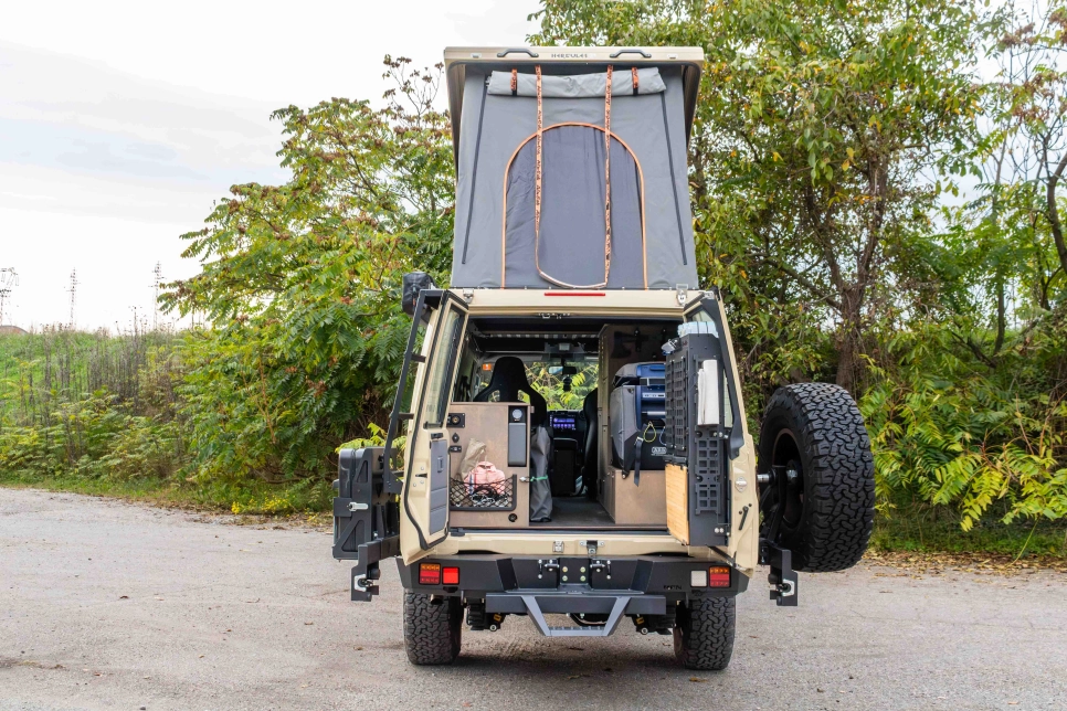 Vue arrière du Toyota Land criuser 78 équipé 4x4