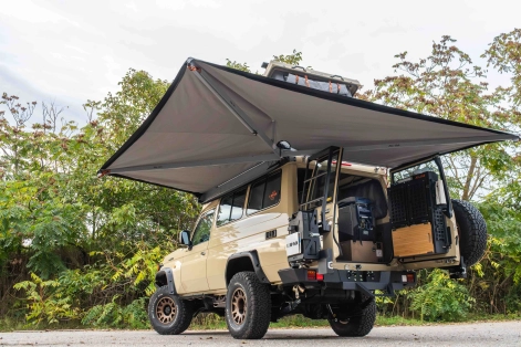 Le Land cruiser 78 est équipé pour partir en raid avec un toit relevable et un auvent