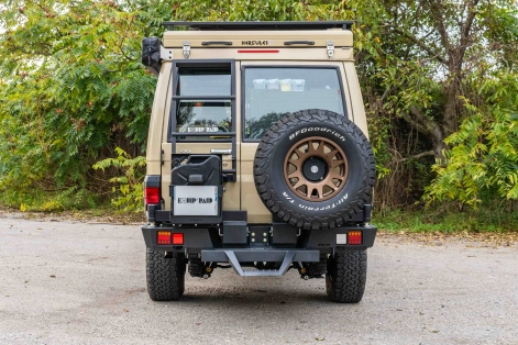 Arrière Toyota Land Cruiser 78 avec pare chocs AFN