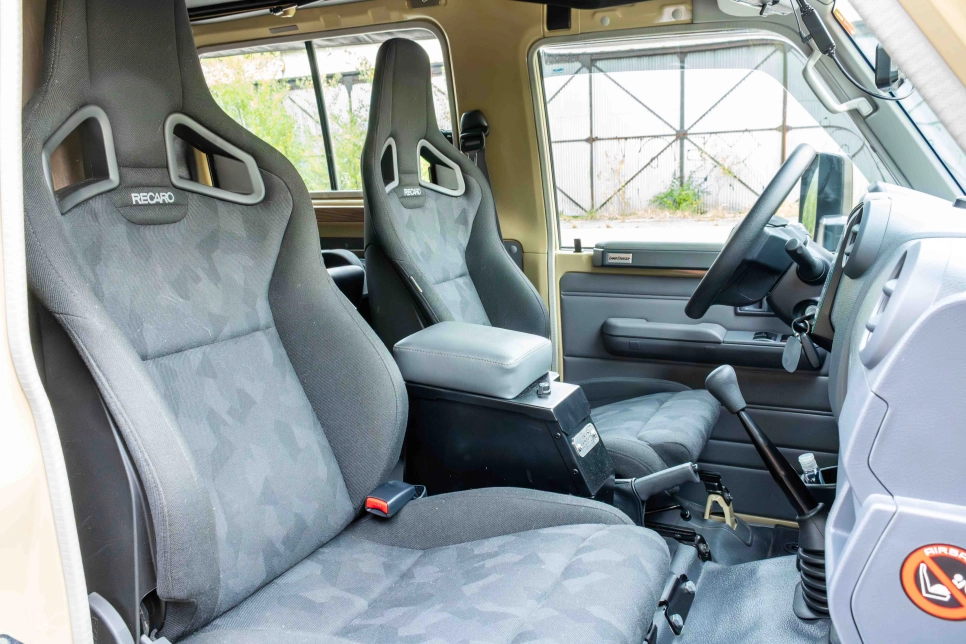 INtérieur Toytao GRJ78 sièges Recaro