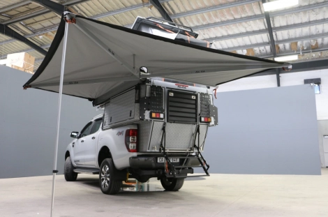 Même par grand vent, le auvent Alu-Cab de la cellule Khaya saura résister.