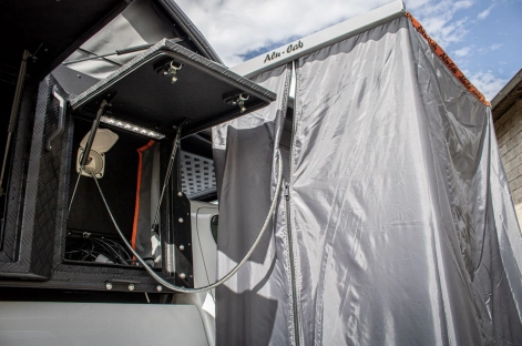 Douche et auvent douche de la cellule Khaya Alu-Cab