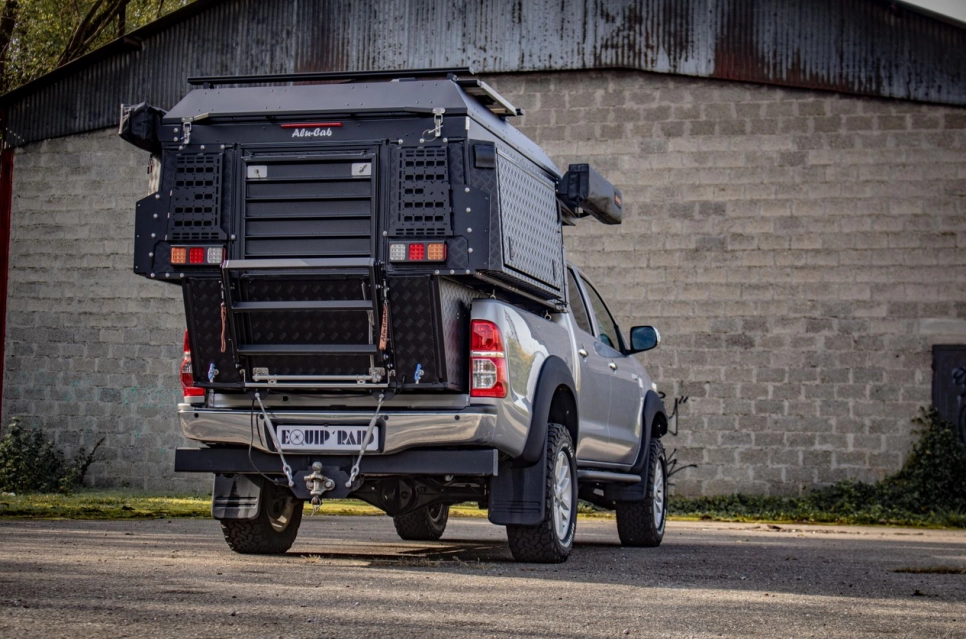 Arrière de la cellule Khaya Alu-Cab