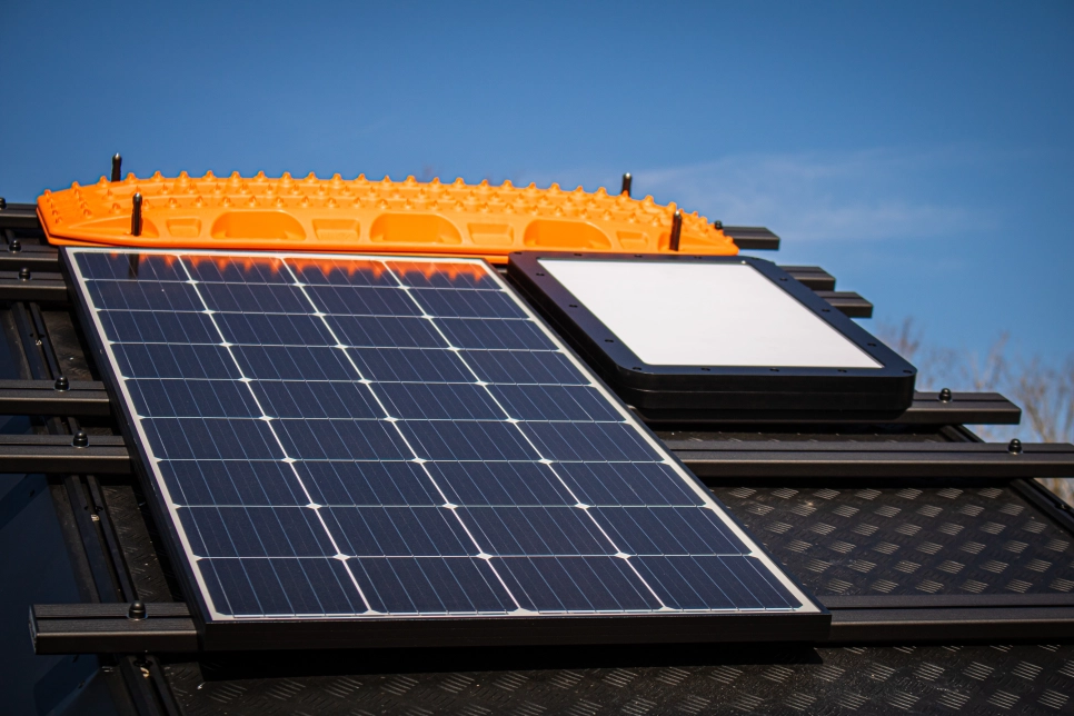 Panneau solaire plaques de désensablement maxtrax et antenne Starlink sur des barres de toit Alu-Cab