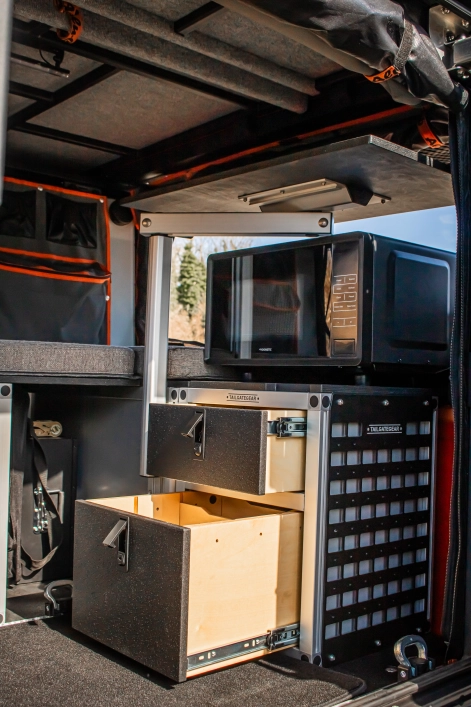 Caisson de rangement avec tiroir Tail Gate Gear installé dans un canopy camper alu-cab par Equip'Raid
