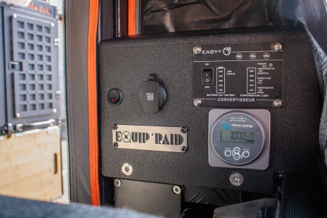 Panneau de contrôle électrique installé dans un Canopy Camper par Equip'Raid