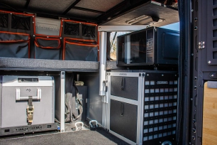 Aménagement intérieur Tail Gate Gear installé dans un canopy camper alu-cab par Equip'Raid