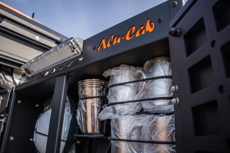 Caisson cuisine sur porte arrière du Canopy Camper Alu-Cab