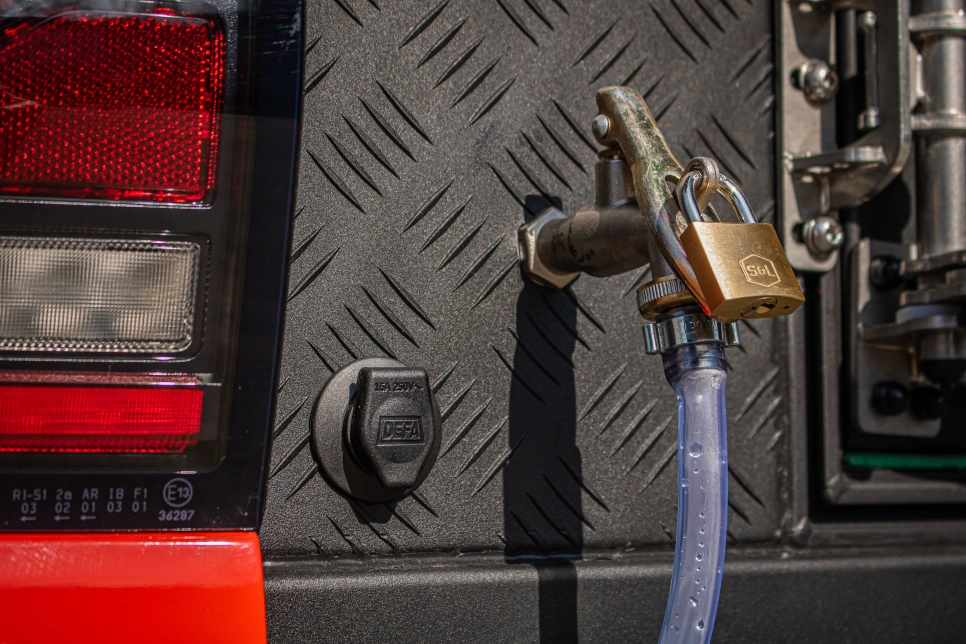 robinet de sortie d'eau installé à l'arrière du canopy camper alu-cab par equip'raid