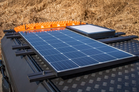 panneau solaire monocristallin et antenne starlink sur toit du canopy camper