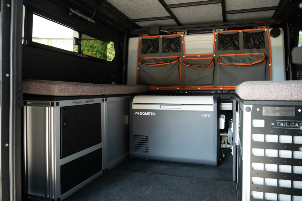 Ford Ranger Raptor 2023 équipé par equip'raid modcap alu-cab aménagement intérieur Tailgate Gear