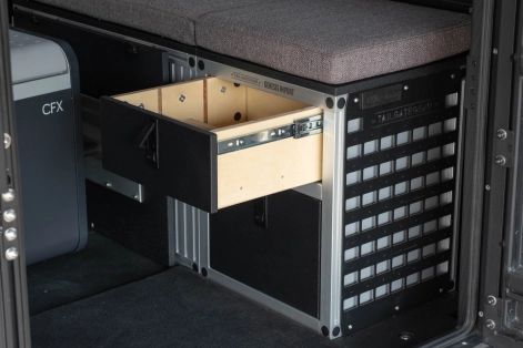 Ford Ranger Raptor 2023 équipé par equip'raid modcap alu-cab aménagement intérieur Tailgate Gear