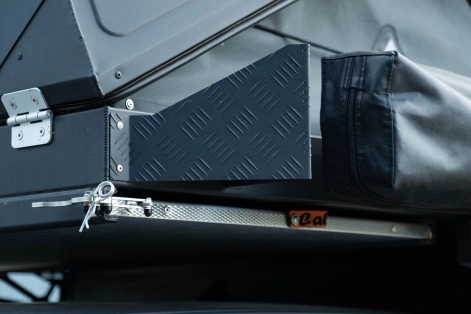 Ford Ranger Raptor 2023 équipé par equip'raid modcap alu-cab déflecteur de auvent