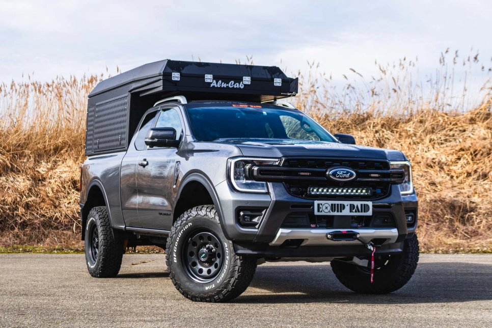 Ford Ranger PX IV équipé d'un Canopy Camper et d'un kit suspension Terrain Tamer avec barre led Lazer 4x4 Equip'Raid