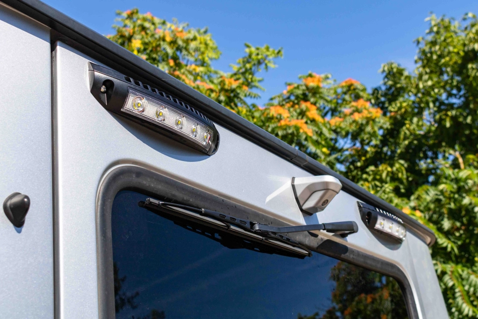 Feux de travail Scenelight installés sur un Mercedes Classe G par Equip'Raid en Alsace