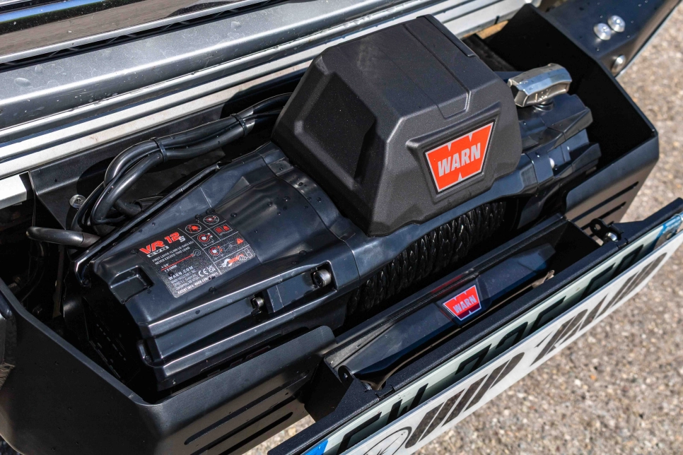 treuil Warn VR Evo 12s montée sur la platine de treuil intégrée au parechoc du Mercedes Classe G