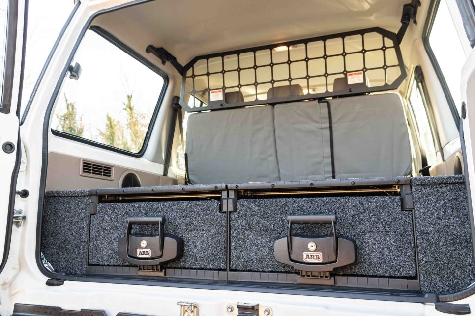 Aménagement double tiroir ARB et grille de séparation Kaon pour Land Cruiser 76