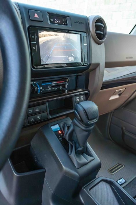 Intérieur moderne du Toyota Land Cruiser 76 avec caméra de recul