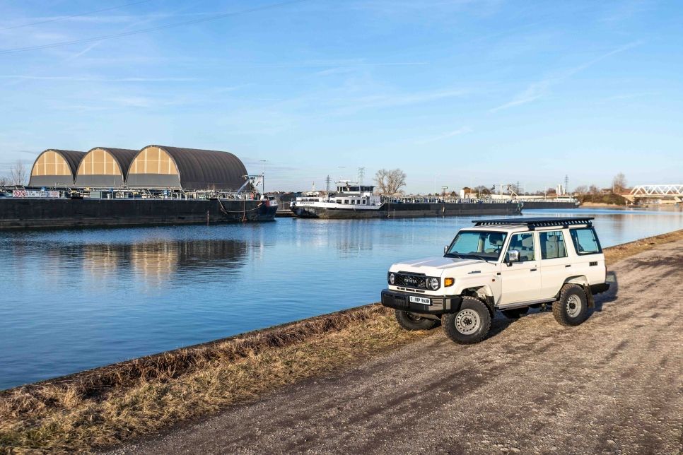Au bord de l'Ill, le Land Cruiser 76 prêt pour l'aventure