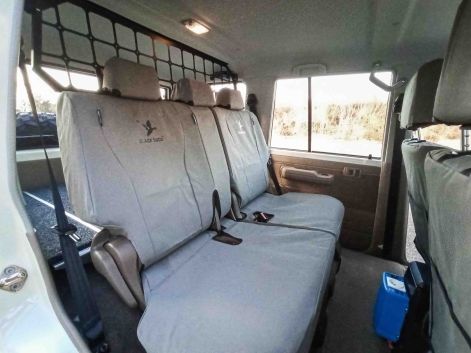 4 vraies places à l'arrière du Land Cruiser 76 importé par Equip'Raid N1 Ctte