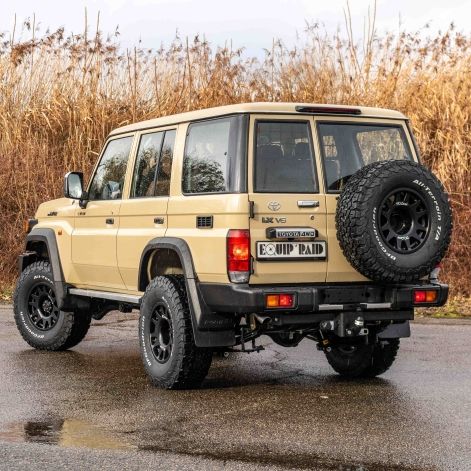Toyota Land Cruiser LC76 équipé pour le voyage tout-terrain par Equip'Raid