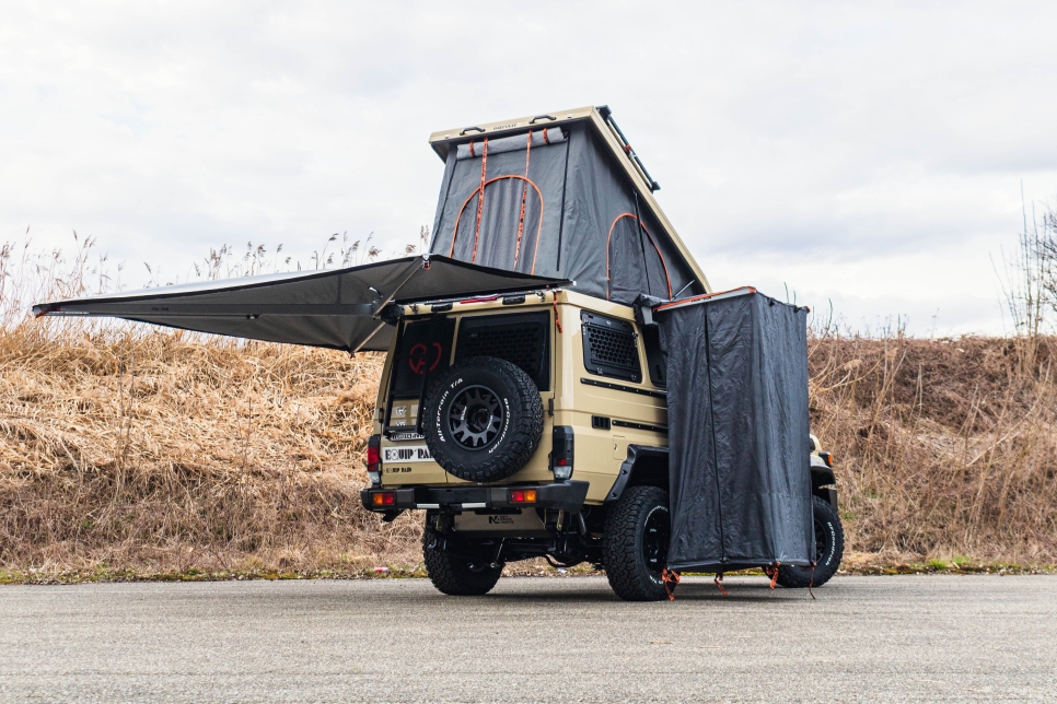 Toyota Land Cruiser 78 tout équipé avec auvent et douche ouverts