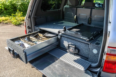 Deux tiroirs de profondeur différentes afin de loger au fond les tuyau du reservoir d'eau