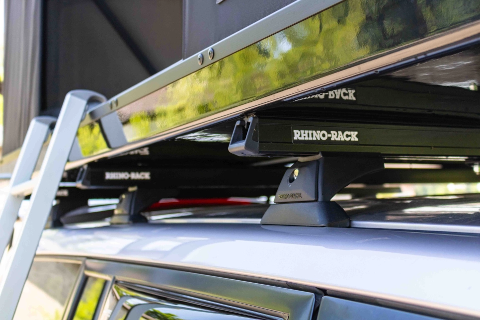 3 barres de toit heavy duty de rhino rack pour supporter une tente à coque rigide