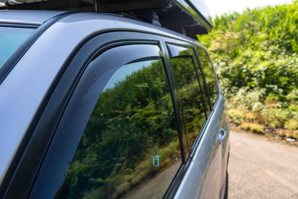 Déflecteurs d'air CLIMAIR noirs pour vitres avant et arrière