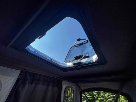 La fenêtre supérieure de la tente de toit s'ouvre sur la tente Air-Sky 360 Autohome