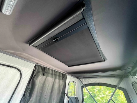 La fenêtre d etoit de la tente air-sky 360 peut se fermer grace à un rideau opaque