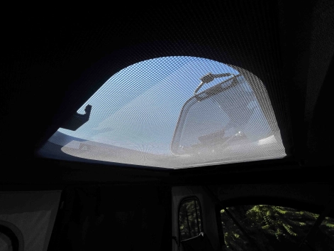 Une moustiquaire équipe également la fenetre de toit de la Air-Sky 360 Autohome