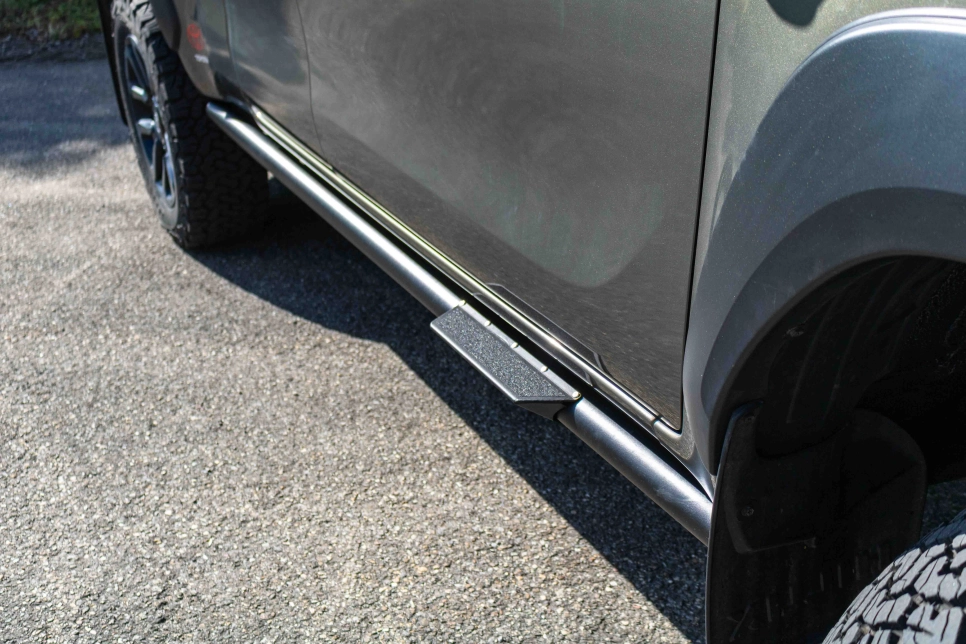 toyota-hilux-revo-invincible-preparation-4x4-alsace-tente-de-toit-equipraid-protection-bas-de-caisse-marchepieds