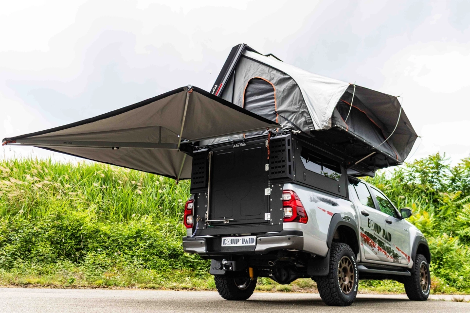 Auvent déployé sur le modcap Family du Toyota Hilux revo DC V6