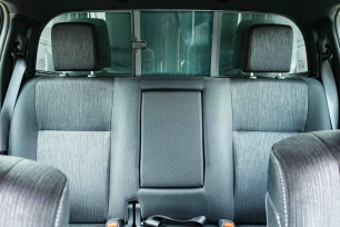 la banquette arrière ne dispose que de deux places pour se conformer aux exigences de la norme N1 CTTE.