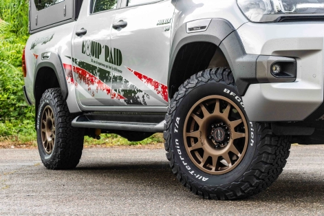 Le Toyota Hilux siglé Equip'Raid avec ses jantes Dakar Zero Bronze mat Evo Corse