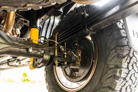 Amortisseur et lames à l'arrière du Toyota Hilux Revo 2023