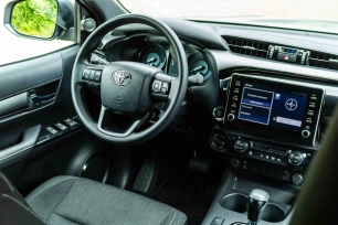 Poste de conduite du Toyota Hilux revo Aventure V6 importé par Equip'Raid