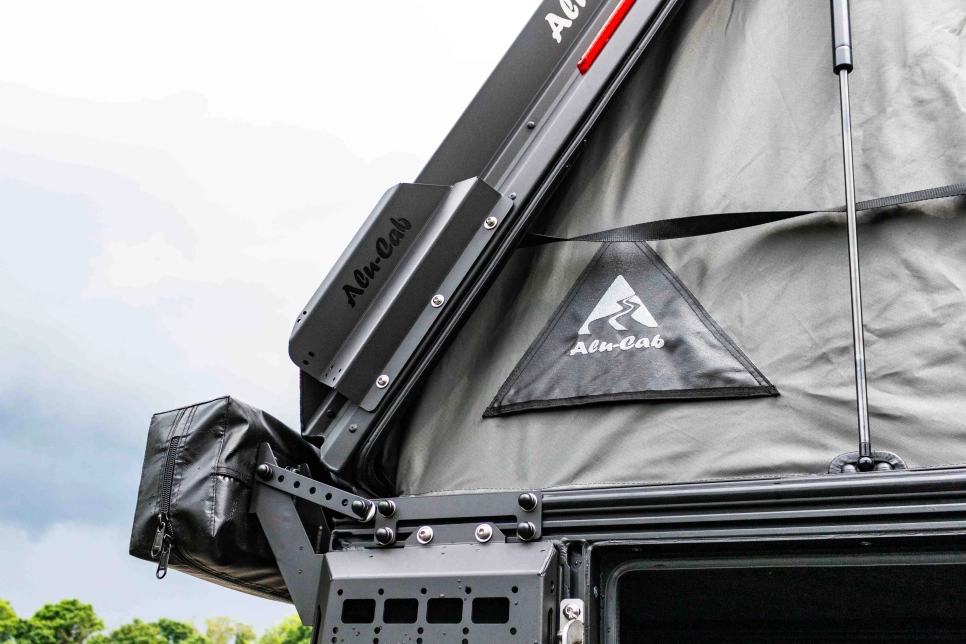 À l'arrière du modacap feu stop supérieur, aération de l'espace couchage et entrée prévue pour chauffage autonome.