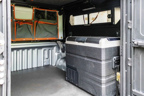 Le réfrigérateur congélateur Blizz-E de Eza dans le modcap Alu-Cab