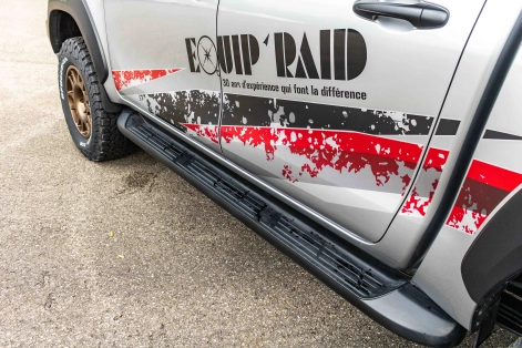 Les marches pieds sont une option appréciées des spécialistes du 4x4 car ils servent aussi de protection de bas de caisse.