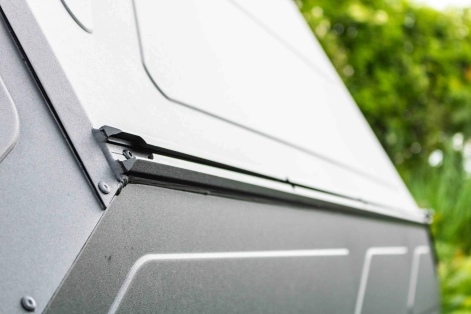 Le toit du modcap Family dispose de rails pour fixer barres de toit ou panneau solaire