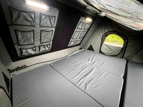 Immense couchage 2m x 2.4m du modcap family avec pochettes de rangement