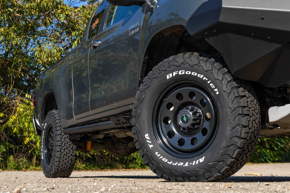 Toyota Hilux Revo préparation 4x4 tout terrain Equip'Raid jantes Goss Modular