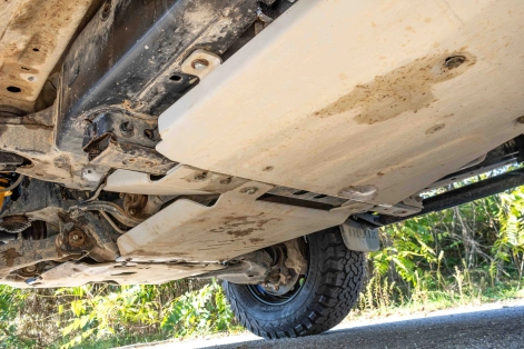 Toyota Hilux Revo préparation 4x4 tout terrain Equip'Raid kit 4 blindages RIVAL