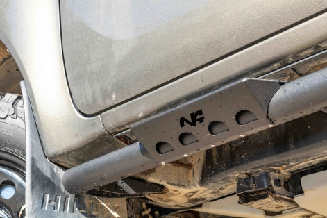 Toyota Hilux Revo préparation 4x4 tout terrain Equip'Raid protection bas de caisse N4 avec marche pieds anti-dérapant