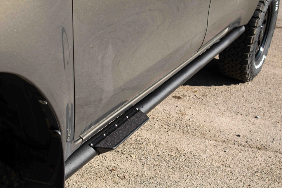 Toyota Hilux Revo préparation 4x4 tout terrain Equip'Raid protection bas de caisse N4 avec marche pieds antidérapant