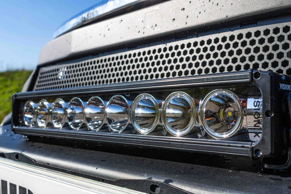 Toyota Hilux Revo préparation 4x4 tout terrain Equip'Raid Rival barre led vision-x