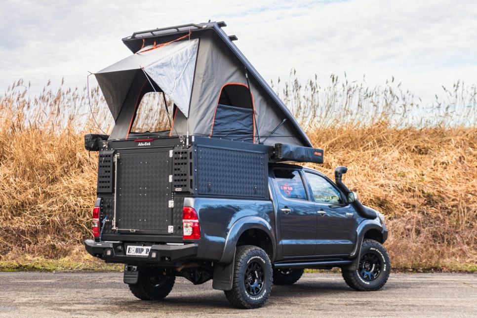 Le toit relevable du Canopy Camper Alu-Cab abrite une tente 2 personnes similaire à la Gen 3-R